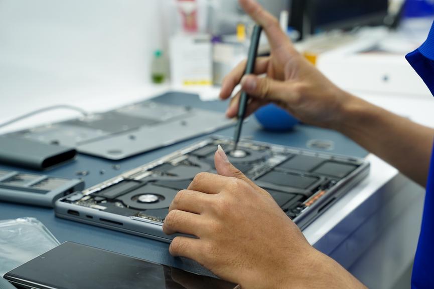 Thay màn hình Macbook Pro 13 inch A2251