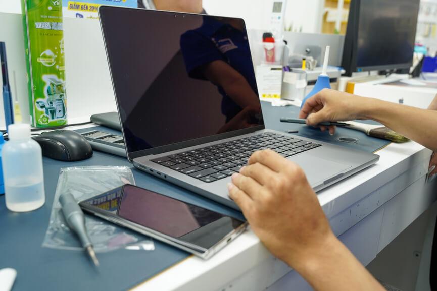 Thay màn hình Macbook Pro 13 inch A2251